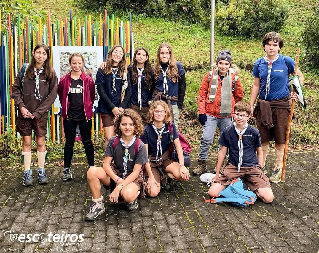Jovens escoteiros construindo um mundo melhor
